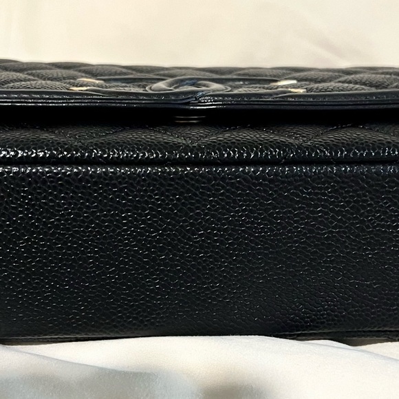 *SOLD* CHANEL Caviar Quilted Medium CC
Filigree Flap Black - Picture 4 of 16
